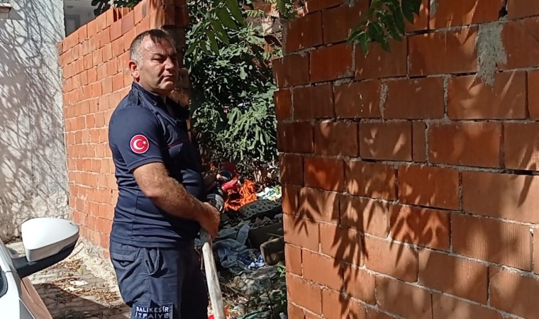 Edremitte çatı yangını söndürüldü, karşı evin bahçesinde de yangın çıktı