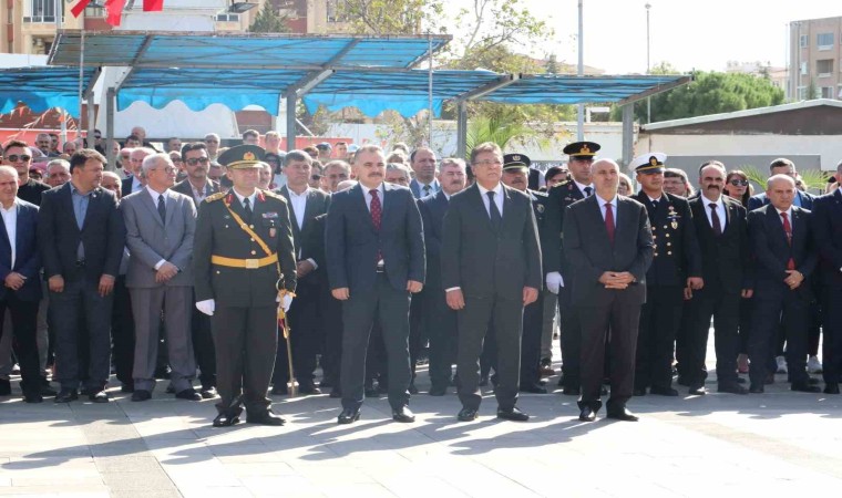 Edremitte Cumhuriyetin 100. yılı çelenk sunma töreni yapıldı