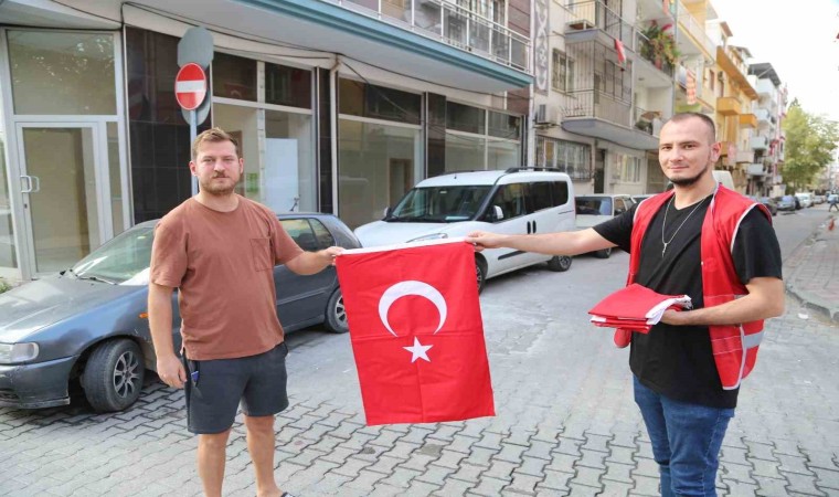 Efeler Belediyesinden vatandaşlara Türk Bayrağı hediyesi