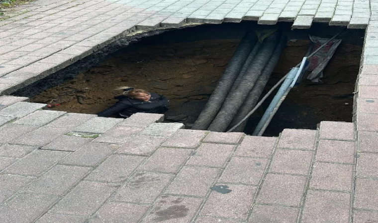 (Ek fotoğraf) Şişli’de kaldırım çöktü; kadın içine düştü 