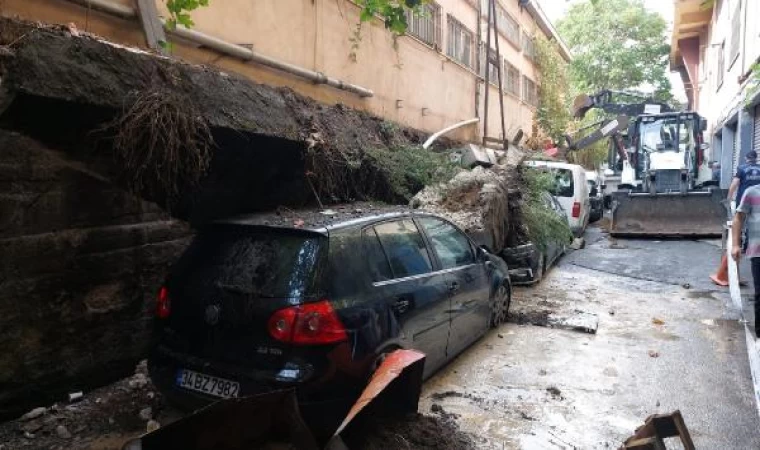 /ek fotoğraflar / Zeytinburnu’nda istinat duvarı araçların üzerinde çöktü