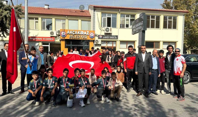 Elazığda 100. yılında Cumhuriyet yarışmasında dereceye giren öğrencileri ödüllendirdi