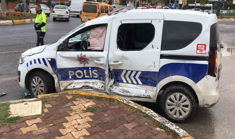 Elazığda polis aracı ile otomobil çarpıştı: 2 polis yaralandı