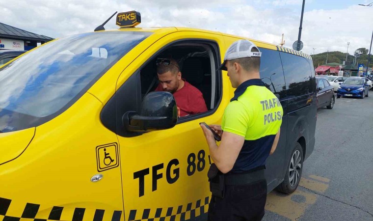 Eminönünde pazarlık yapan taksiciler, araca yolcu gibi binen polislere takıldı