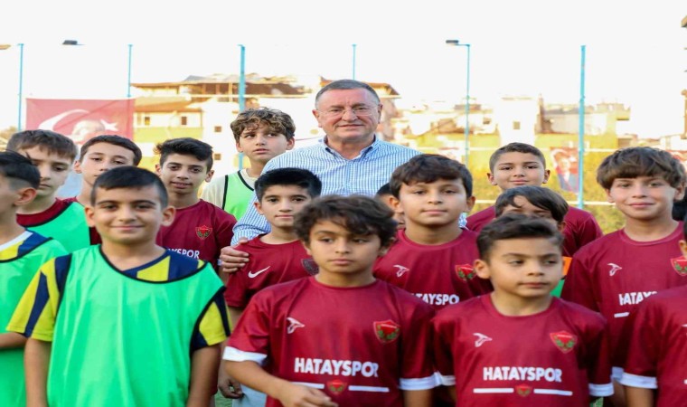 Enkaz kentte, genç futbolcular aylar sonra top başı yaptı