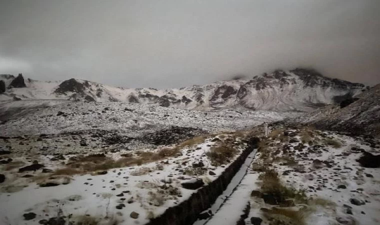 Erciyes Dağı’na mevsimin ilk karı düştü