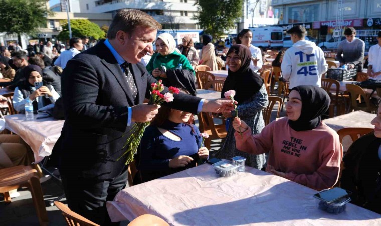 Erzincana gelen öğrenciler kentin meydanında karşılandı