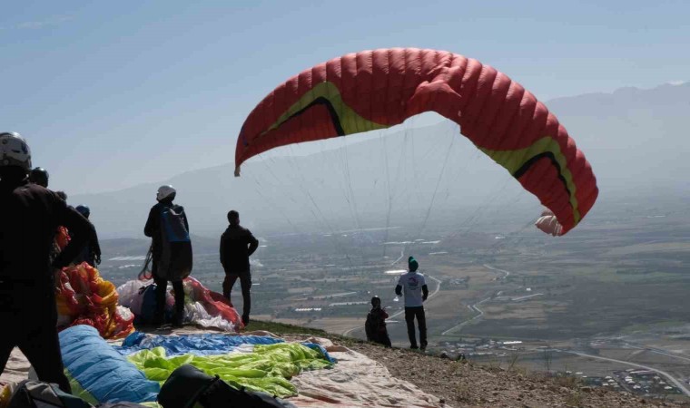 Erzincanda yamaç paraşütü heyecanı sürüyor