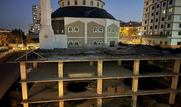 Esenyurtta cami inşaatından hırsızlık yapan şahıs, mahallelinin evini böyle taşladı