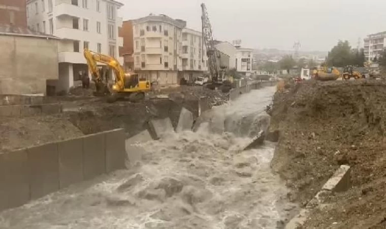 Esenyurt’ta dere taştı, istinat duvarı yıkıldı