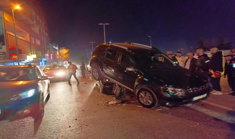 Esenyurt’ta otomobil trafik ışıklarındaki motosiklet ile cipe çarptı: 1 yaralı