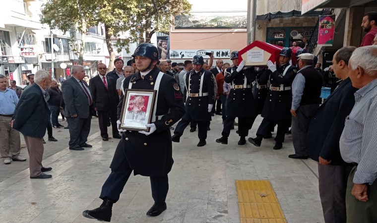 Eski başkan son yolculuğuna askeri törenle uğurlandı