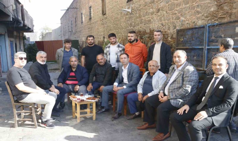 Eski MHP Diyarbakır İl Başkanı ve Asur Gençlik Spor Kulüp Başkanı Kayaalp partililerle bir araya geldi