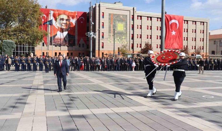 Eskişehirde 29 Ekim kutlamaları çelenk sunma töreniyle başladı