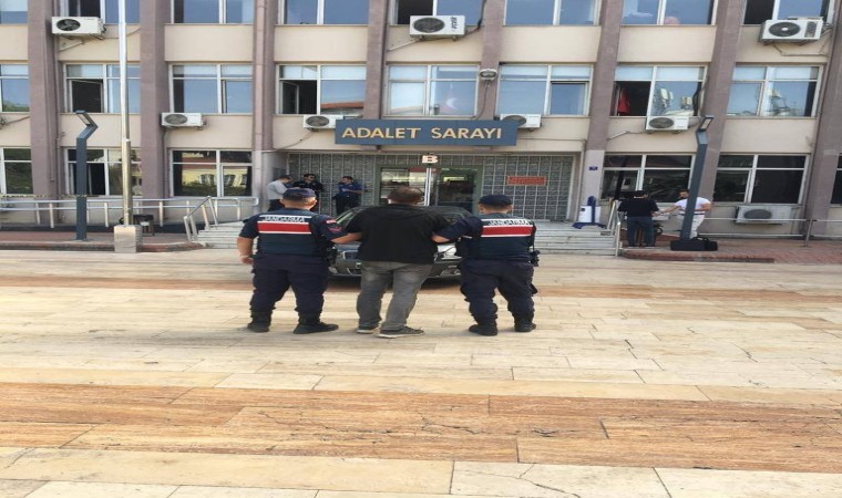 Evin çatısına saklanan hırsızlık şüphelisi, kıskıvrak yakalandı