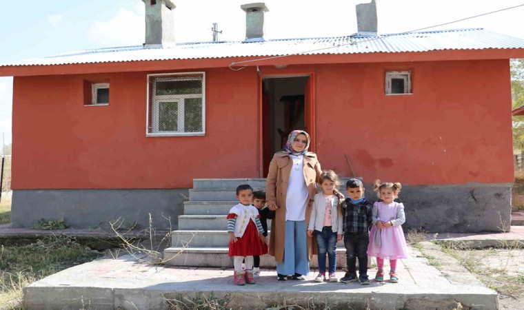 Fedakar öğretmen, köy okulunun deposunu sınıfa dönüştürdü