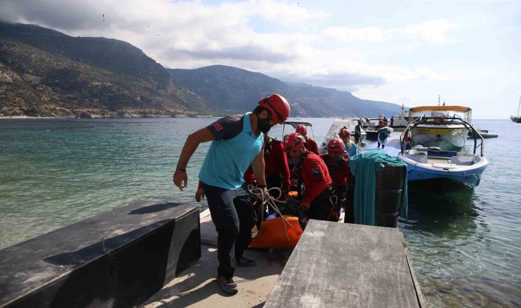 Fethiyede kayalıklara düşen İngiliz paraşüt pilotu öldü