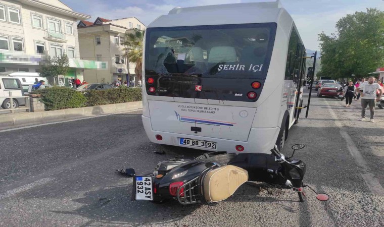 Fethiyede minibüse çarpan motosiklet sürücüsü hayatını kaybetti