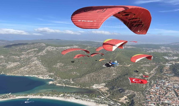 Fethiyede üiversite öğrencileri Tür Bayrakları ile uçuş yaptı