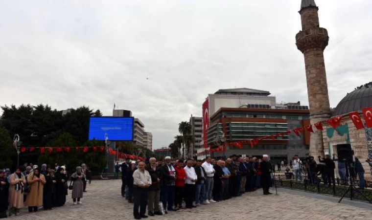 Filistin’de hayatını kaybedenler için İzmir’de gıyabi cenaze namazı kılındı