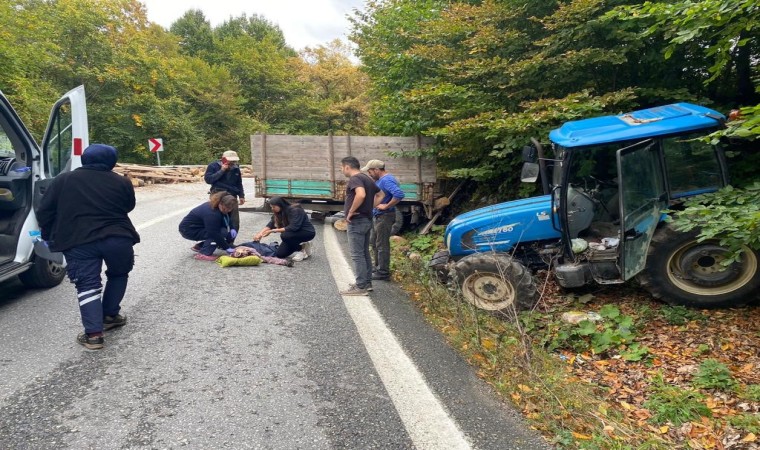 Freni boşalan odun yüklü traktör devrildi: 2 yaralı