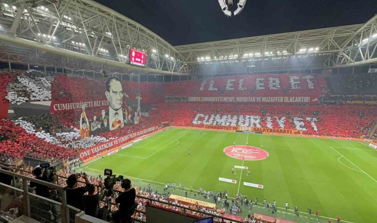 Galatasaray taraftarından Cumhuriyetin 100. yılına özel koreografi