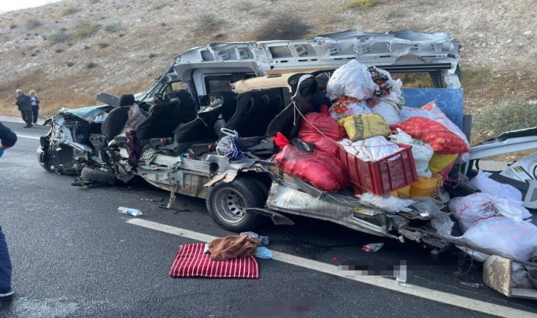 Gaziantep Şanlıurfa otobanında bir minibüsün karıştığı kazada ölü ve yaralılar olduğu bildirildi. Olay yerine ambulanslar sevk edildi.