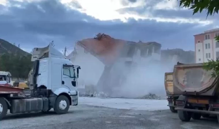 Gaziantep’te ağır hasarlı 4 katlı okul, yıkım sırasında çöktü