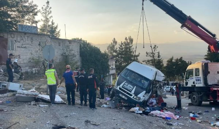 Gaziantep’te kamyon kırmızı ışıkta bekleyen 3 araca çarptı: 5 ölü, 17 yaralı