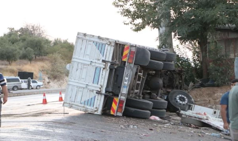 Gaziantep’te kamyon kırmızı ışıkta bekleyen 3 araca çarptı: 6 ölü, 16 yaralı (3)