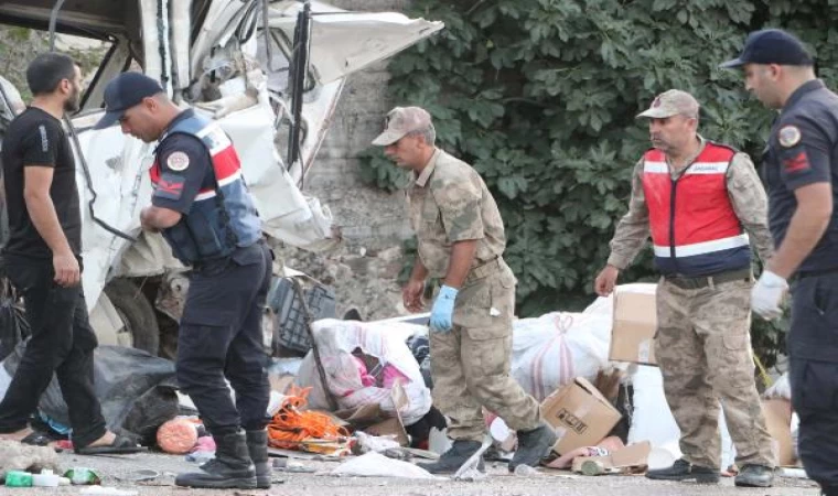 Gaziantep’te kamyon kırmızı ışıkta bekleyen 3 araca çarptı: 6 ölü, 16 yaralı/ Ek fotoğraflar