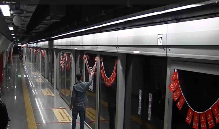 Gaziosmanpaşada metroya asılan Türk bayraklarını yırttı: Gözaltına alınan şüpheli tutuklandı