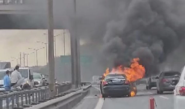 Gaziosmanpaşa’da seyir halindeki otomobil alev alev yandı 