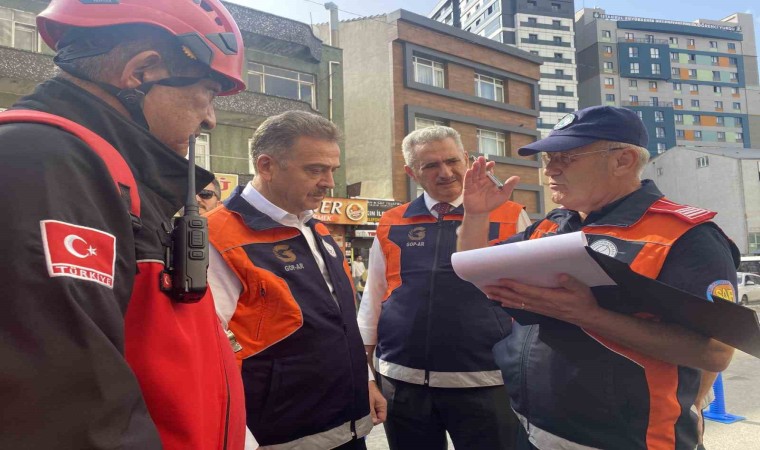 Gaziosmapaşada gerçeği aratmayan deprem tatbikatı: Hasarlı binada mahsur kalanlar kurtarıldı