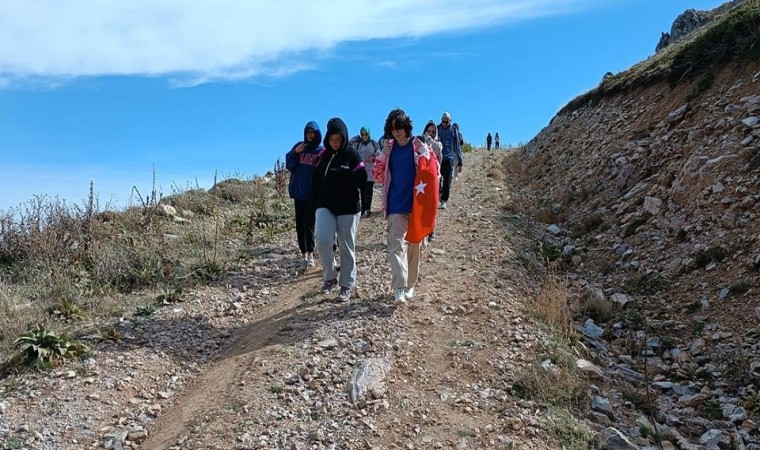 Gedizde öğrenciler 100. yıl anısına Akdağ zirvesine bayrak astılar