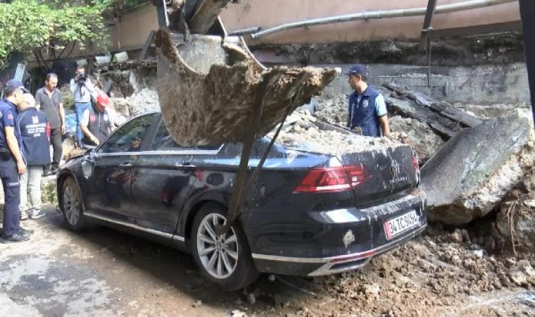 /geniş haber/ - Zeytinburnu’nda istinat duvarı 4 aracın üzerine çöktü