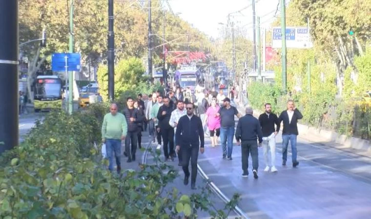 (Geniş haber) Beyazıt’ta tramvay raydan çıktı: Yolcular yürümek zorunda kaldı