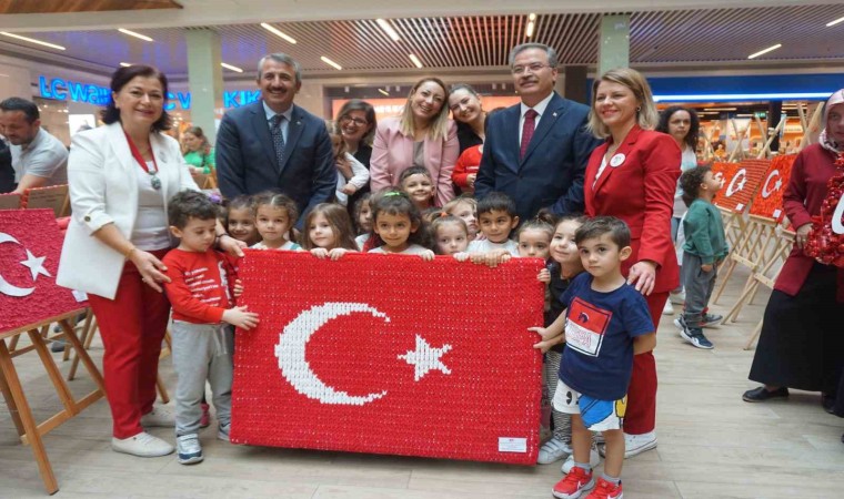 Geri dönüşüm malzemelerinden 100. yıla özel hazırlanan Türk Bayrağı sergisi açıldı