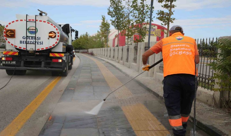 Gölbaşı Belediyesi ilçeyi temiz tutmaya devam ediyor