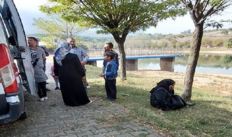 Gölete düşen 2 oğlunu son anda boğulmaktan kurtardı