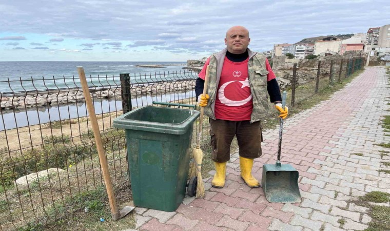 Gönüllü olarak mahalleyi temizliyor: Sevabına yapıyorum