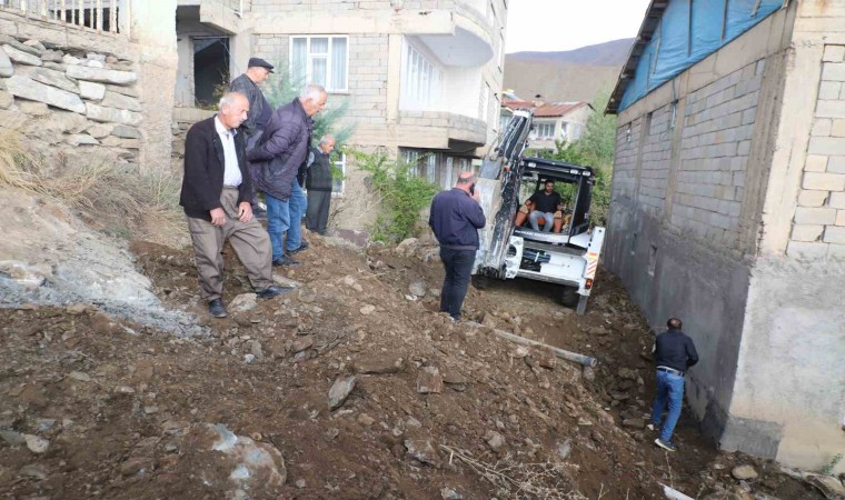 Hakkaride 100 ev yeni yola kavuşuyor