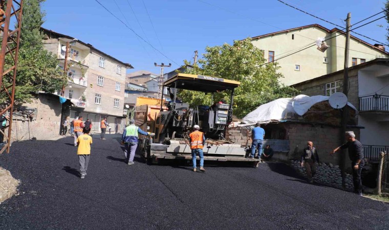 Hakkaride asfalt çalışmaları hız kesmeden devam ediyor