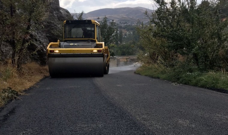 Hakkaride asfalt mesaisi devam ediyor