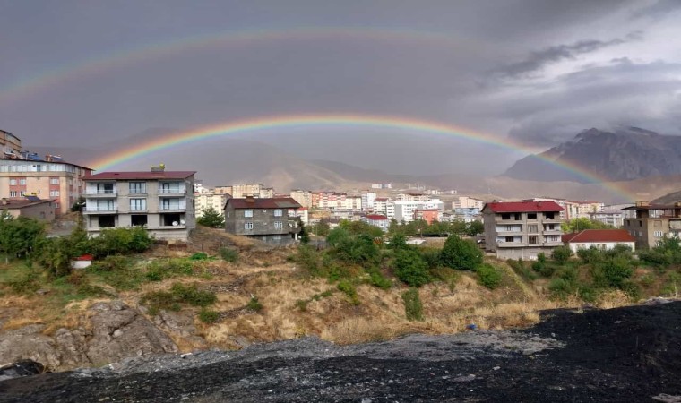 Hakkaride gökkuşağı güzelliği