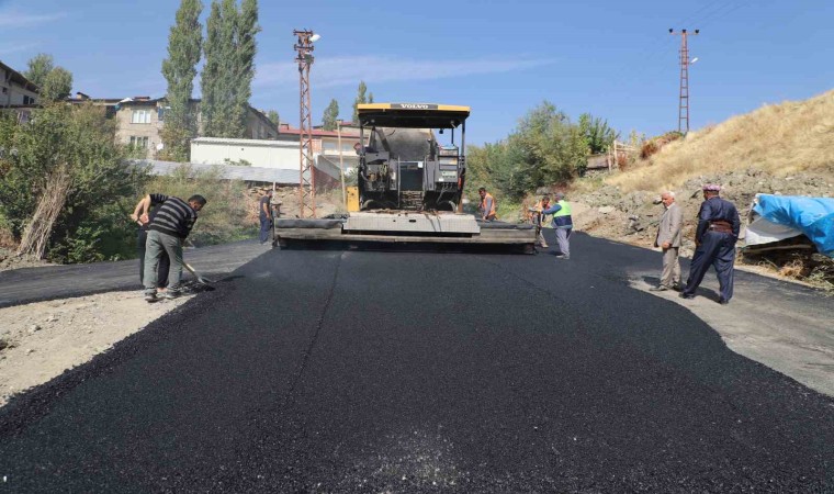 Hakkaride yol asfaltlama çalışmaları devam ediyor