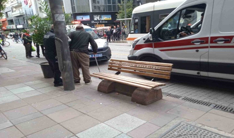 Halinden şüphelinilen kimsesiz vatandaşa polis yardım etti