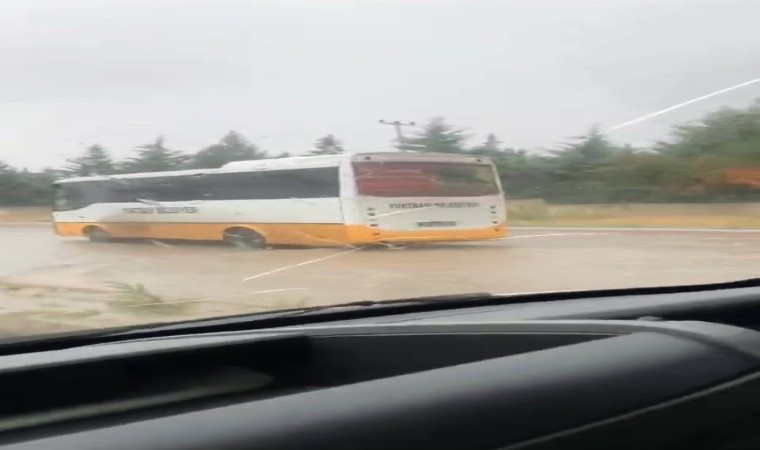 Halk otobüsü yağmur suyunda mahsur kaldı