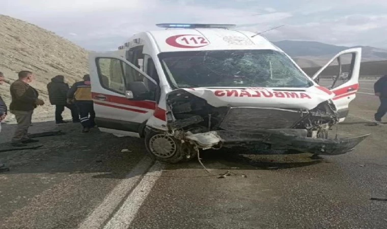 Hasta taşıyan ambulans kaza yaptı: 4 yaralı