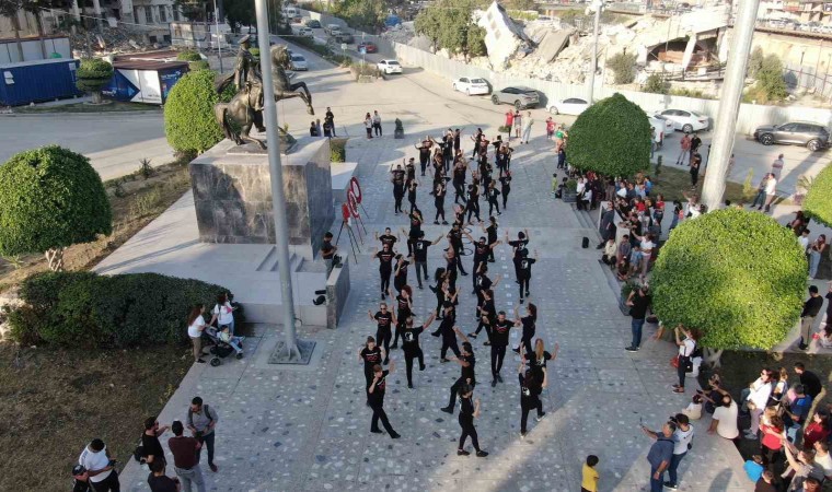 Hatayda ‘100 beden tek ruh sloganıyla zeybek gösterisi